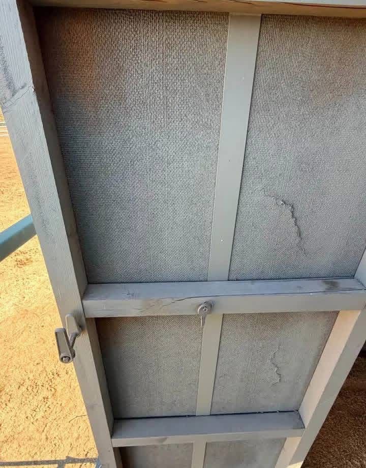 Large deer blind on metal stand - Image 7