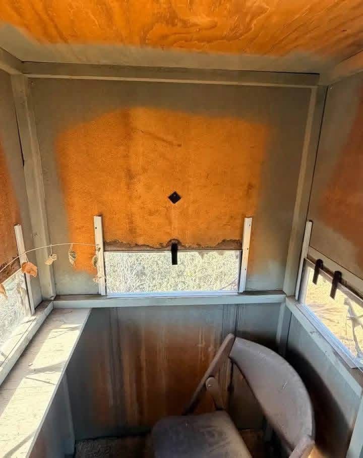 Large deer blind on metal stand - Image 6