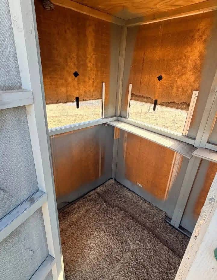 Large deer blind on metal stand - Image 4