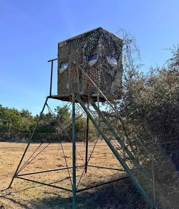 Large deer blind on metal stand