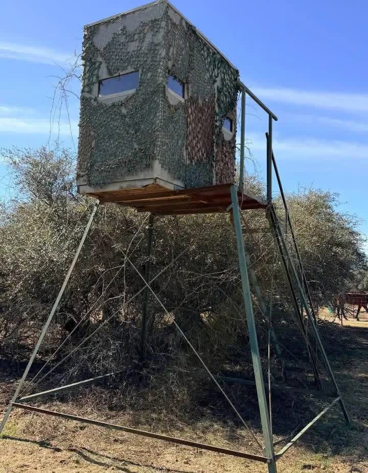 Large deer blind on metal stand - Image 2