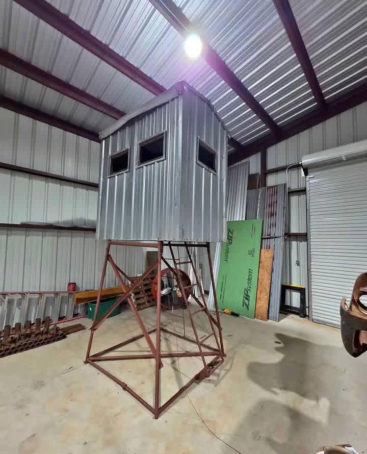 Deer blind with stand